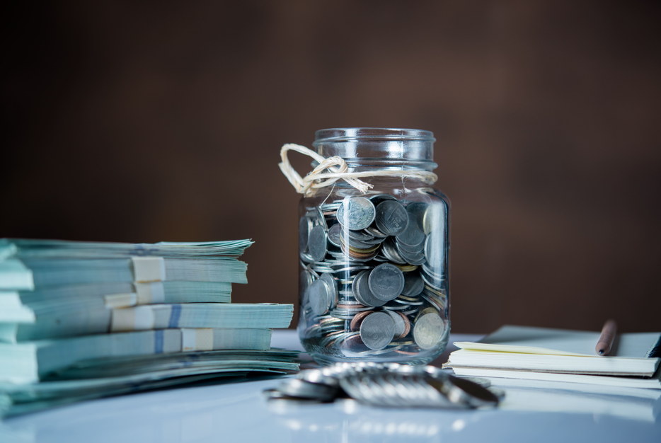 Coins arranged on a table representing alternative short-term financing options